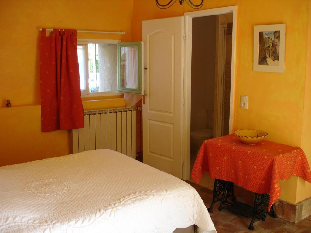 Domaine De La Grange Neuve Hotel La Roque-sur-Pernes Quarto foto